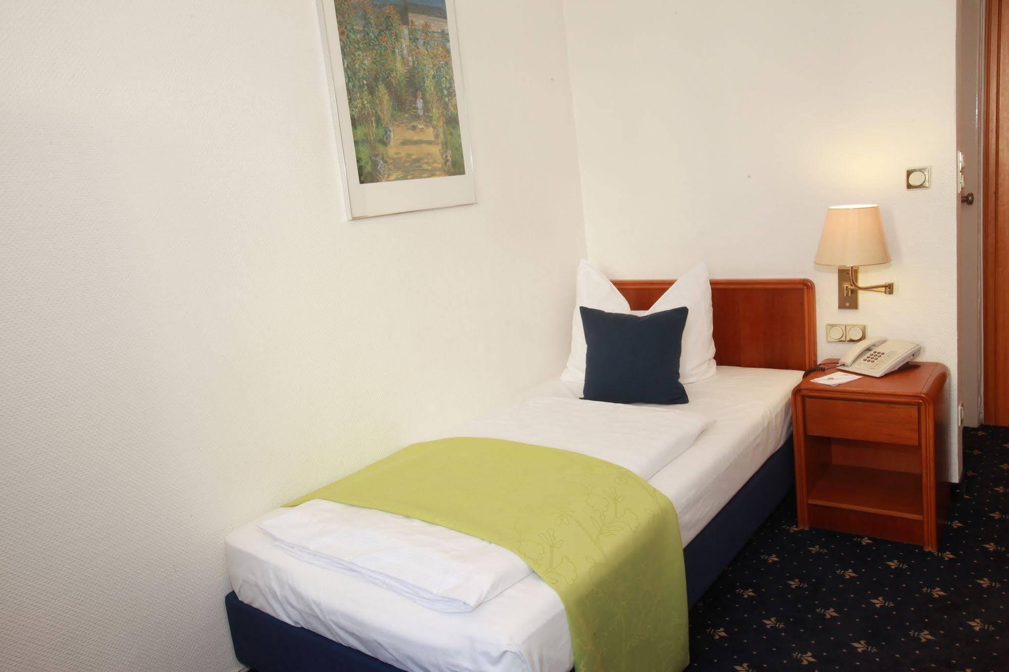 Hotel Excelsior - Central Station Frankfurt am Main Bagian luar foto