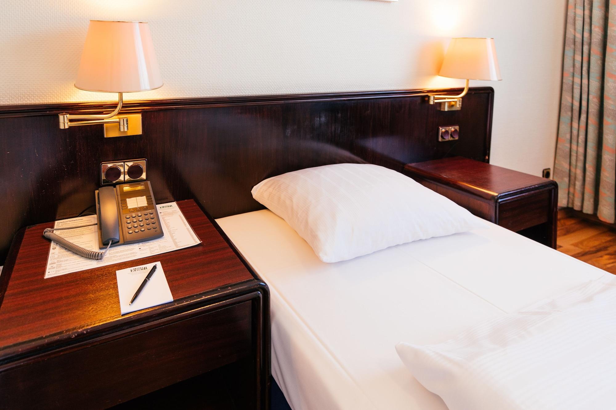 Hotel Excelsior - Central Station Frankfurt am Main Bagian luar foto