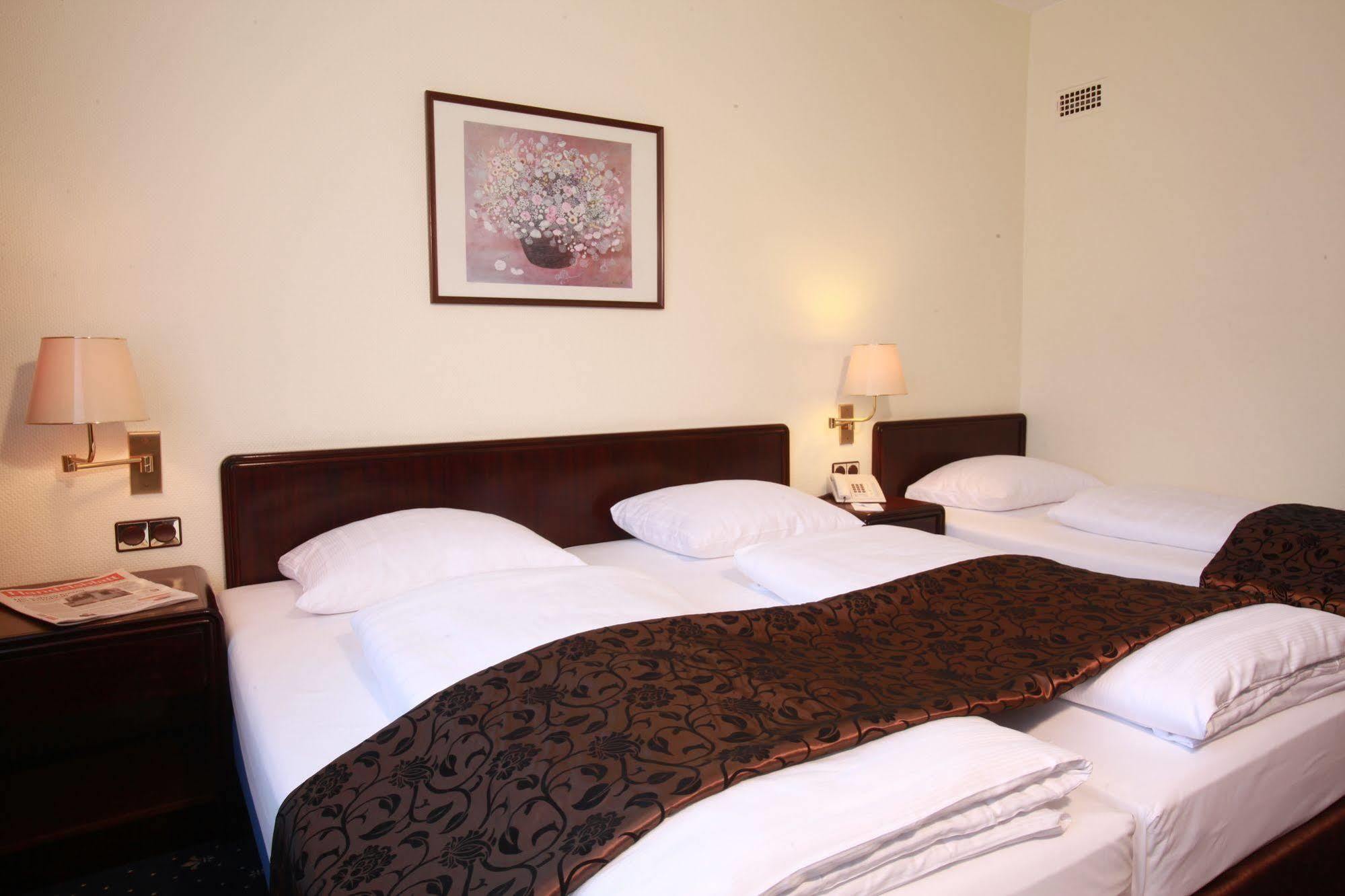 Hotel Excelsior - Central Station Frankfurt am Main Bagian luar foto