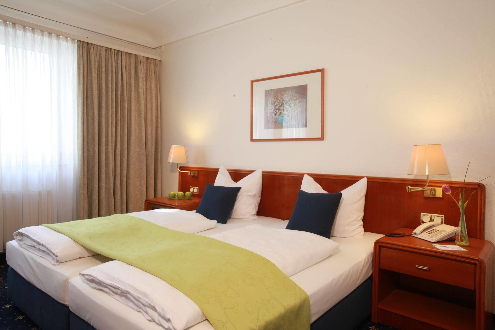 Hotel Excelsior - Central Station Frankfurt am Main Bagian luar foto